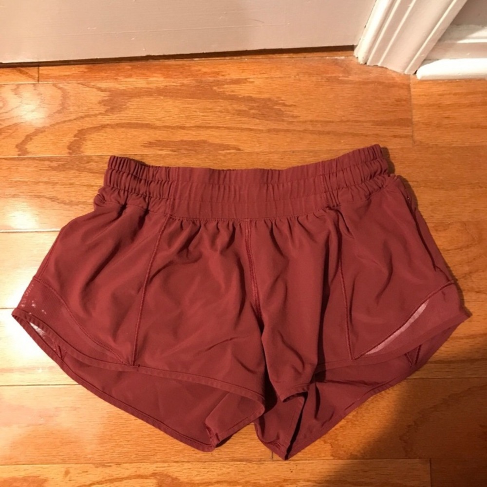 Lululemon 2.5 shorts hotty hot - Picture 1 of 3